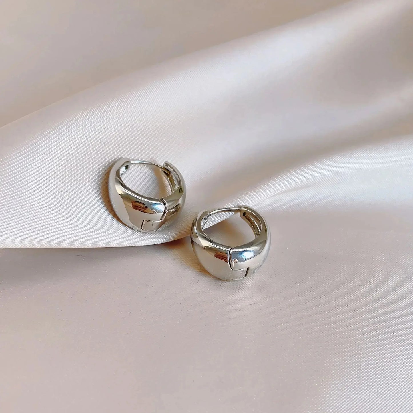 Plated Korean Silver Metal Teardrop Earring Studs Simple Personality Fashionable High-End Feelings Individual Ear Cuffs